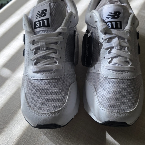 New Balance 311 V2 White Running Shoes W/irridecent logo BRAND NEW NWT UNWORN - Picture 2 of 10